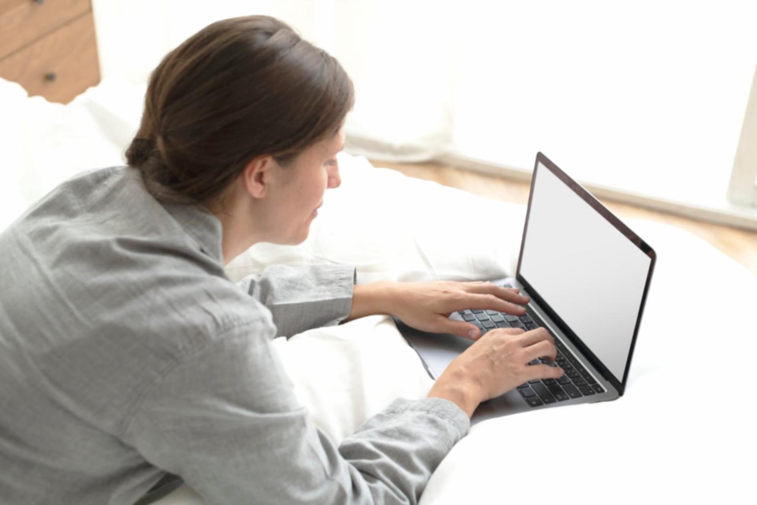 Collaborative learning environment with participants discussing financial concepts